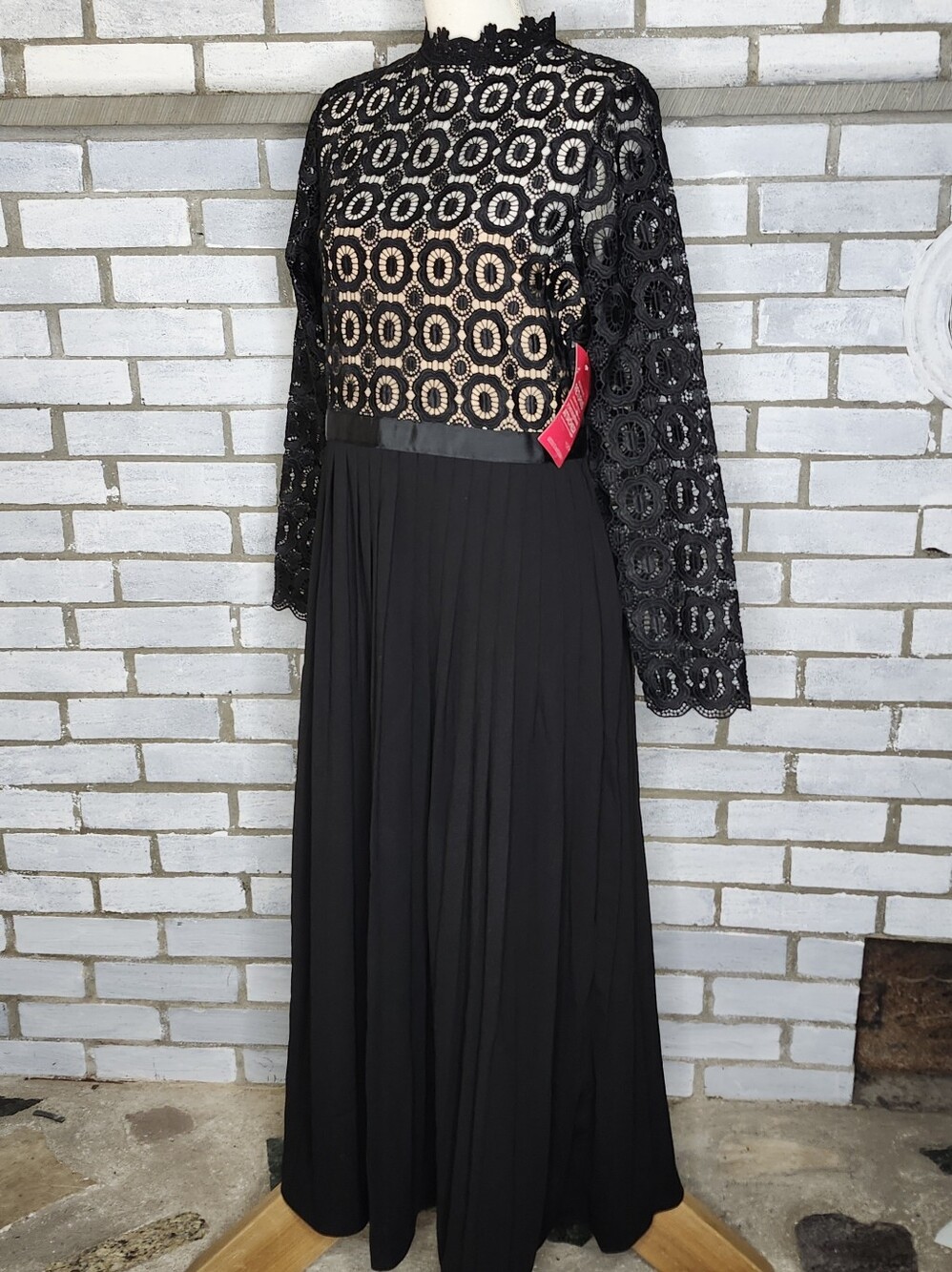 • NWT Little Mistress Women's Long Sleeve Pleated Maxi Dress Size U.S. 12 Black
